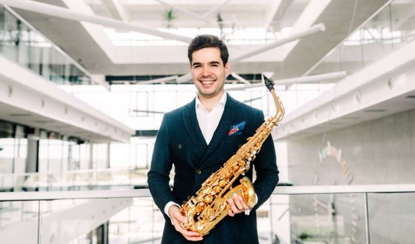 saxophonist with a saxophone with scv ligature