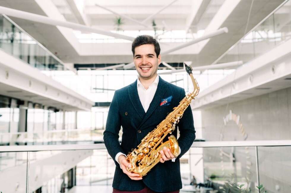 saxophonist with a saxophone with scv ligature