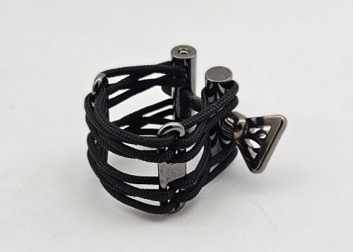 Sonus Divinus Bb-Clarinet Black Nickel ligature by SCV – handcrafted ligature offering warm tones, strong projection, and secure mouthpiece grip.