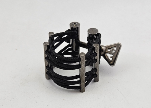 Tonus Mundi Black Nickel ligature by SCV – professional clarinet and saxophone ligature with rich tone and elegant black nickel finish.